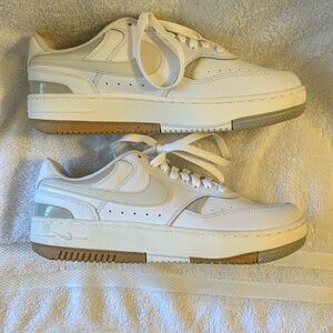 Nikes size 9 women’s shoe